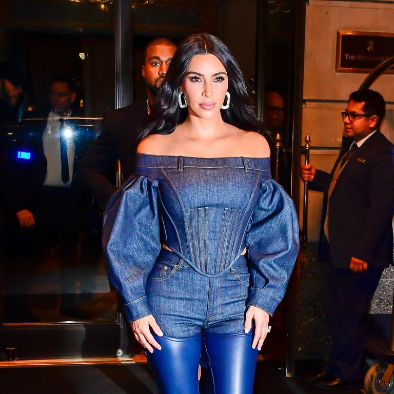 Kim Kardashian Mengenakan Busana Kulit Yang Ketat