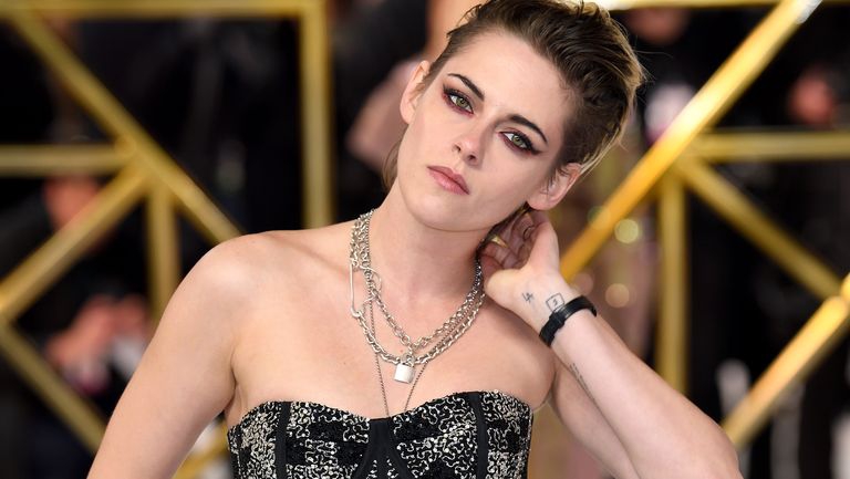 Kristen Stewart Mengenakan Sneakers di Karpet Merah