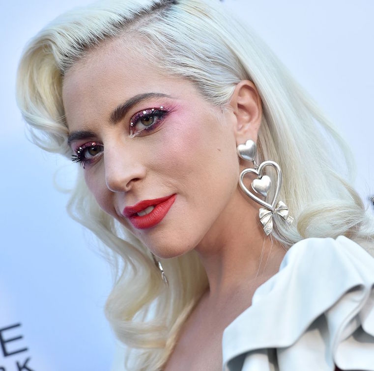 Lady Gaga Mengenakan Rhinestones pada Matanya di Red Carpet