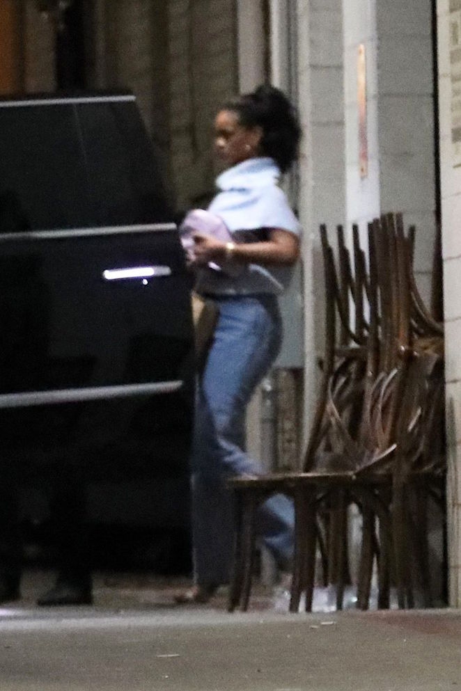 Rihanna Kompak Mengenakan Denim Bersama Pacar Saat Berkencan