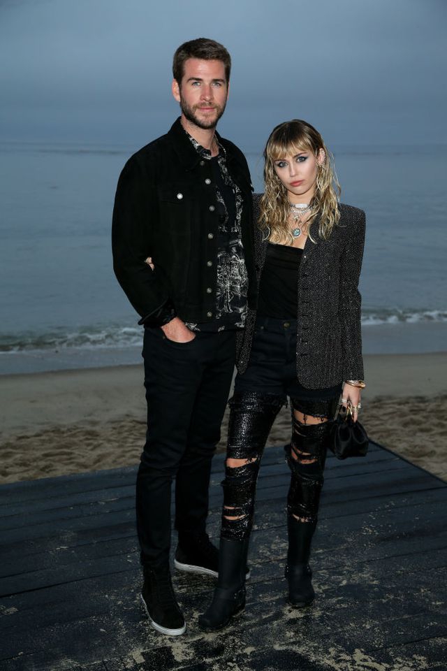 Miley Cyrus dan Liam Hemsworth Tampil Serasi Monokromatis