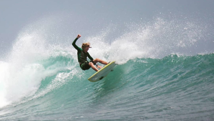 7 Titik Pantai Eksotis di Indonesia Bagi Para Surfer