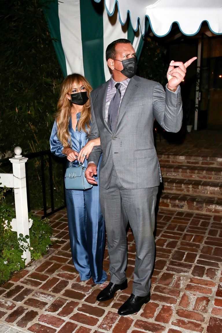 Jennifer Lopez Pamerkan Poni Baru dan Pakai Setelan Satin Biru Ketika Berkencan