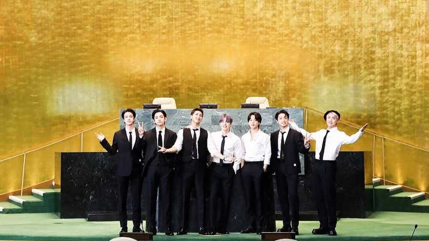 BTS Tampil Smart Casual saat Wakili Korea Menyerahkan Hadiah Kerajinan Tangan kepada Met Museum