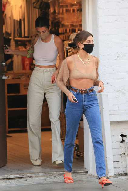 Bra Kasmir Ala Kate Holmes Menginspirasi Gaya Busana Hailey Bieber