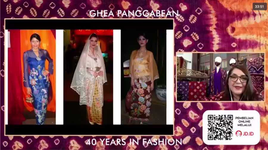 Ghea sedang menjelaskan karyanya dari tahun ke tahun pada acara peluncuran buku Asian Bohemian Chic - Indonesian Heritage Becomes Fashion secara virtual.