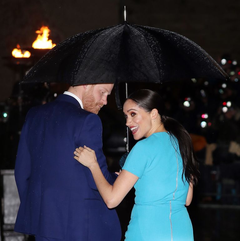 Lihat Momen PDA Menggemaskan Pangeran Harry & Meghan Markle