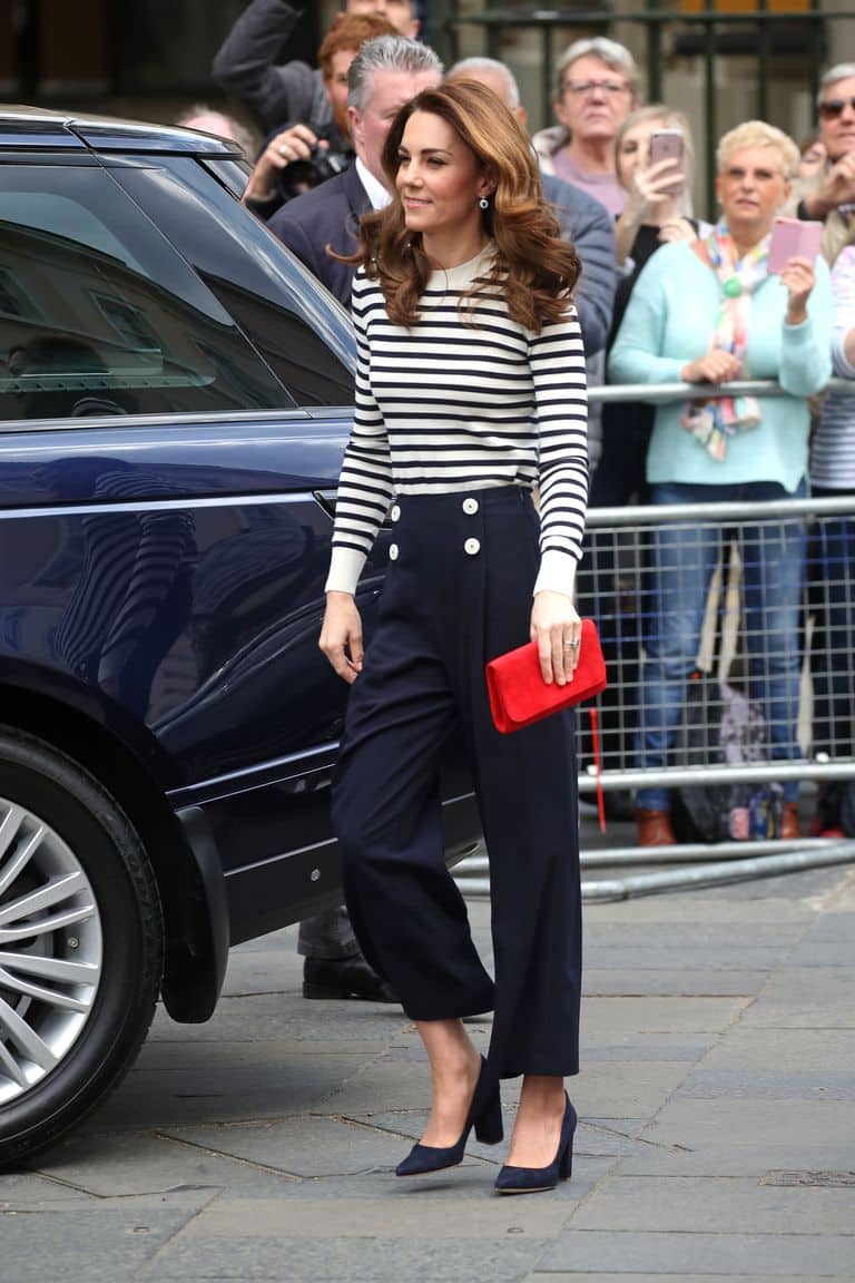 Tampilan Kasual Kate Middleton dengan Atasan Strip Nautical