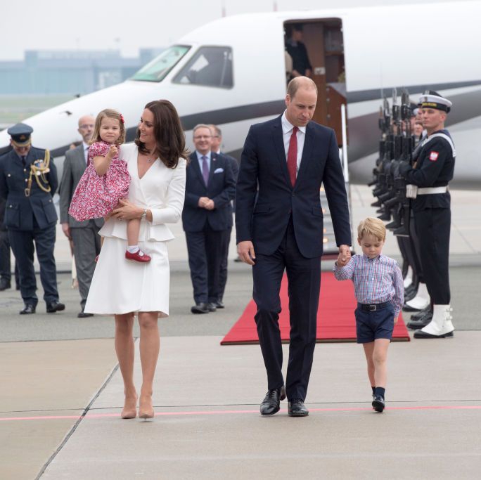 Kate Middleton dan William Bepergian dengan Pesawat Komersil