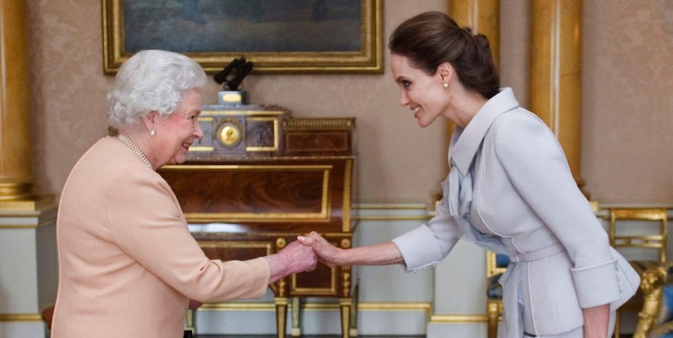 Pakaian 32 Selebriti Saat Bertemu Ratu Elizabeth