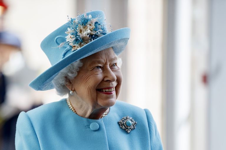 Ratu Elizabeth Punya Staf untuk Membuat Sepatunya Nyaman