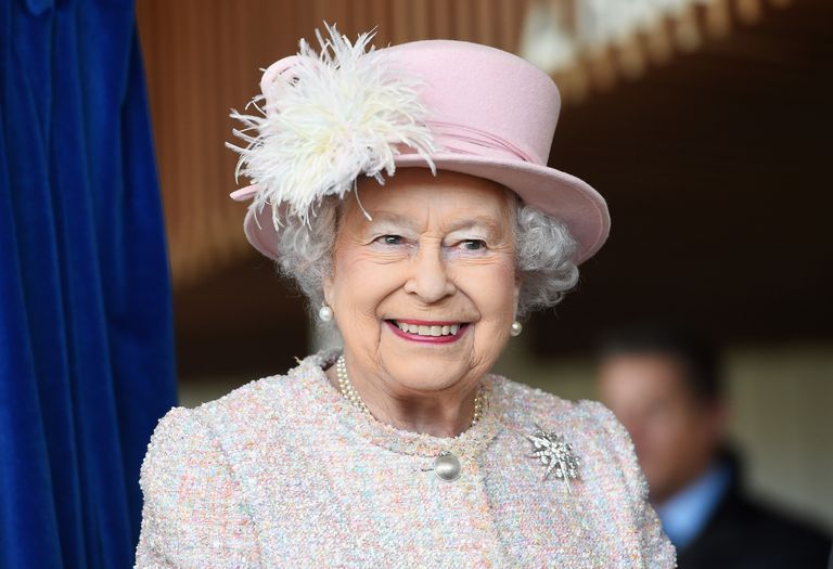 Ratu Elizabeth Buka Lowongan Untuk Jalankan Media Sosialnya
