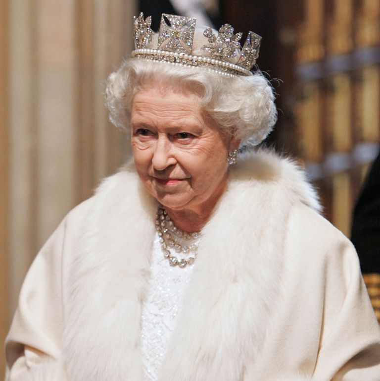 Ratu Elizabeth Akan Berhenti Mengenakan Bulu Asli
