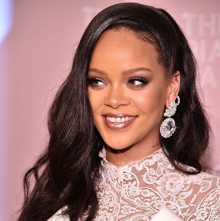 3 Produk Fenty Beauty yang Selalu Dibawa Rihanna