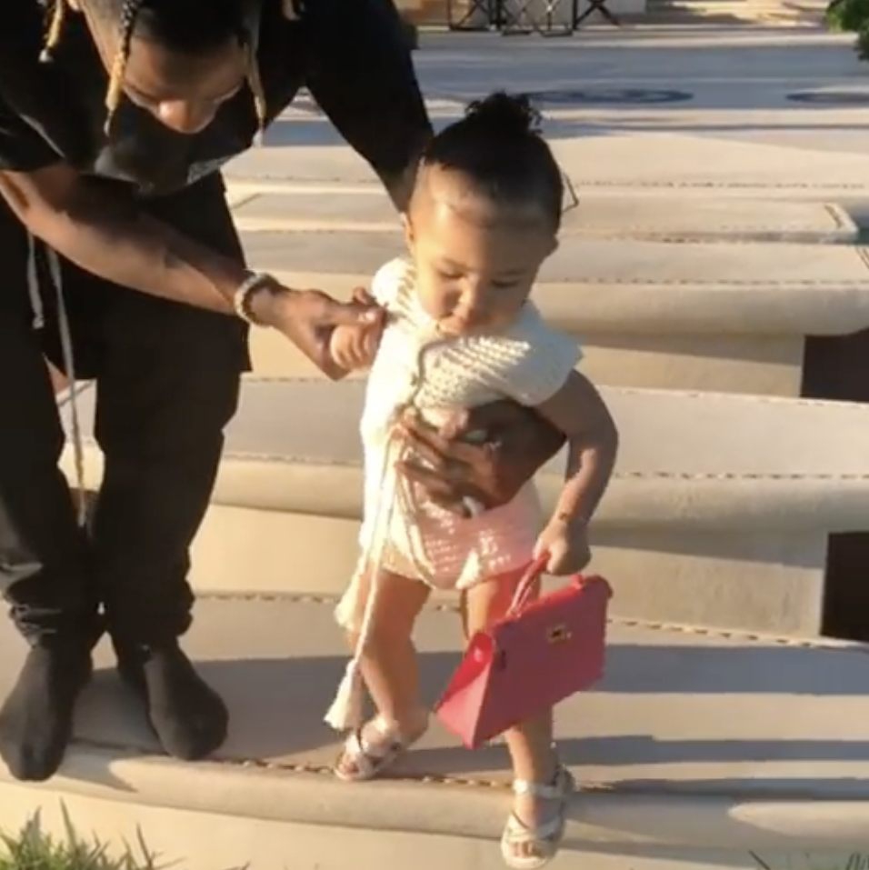Kylie Jenner Mengunggah Video Anaknya Membawa Tas Hermès