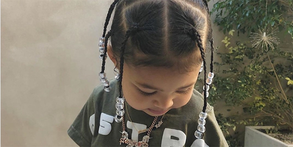 Stormi Webster Menata Gaya Rambutnya Seperti Ayahnya