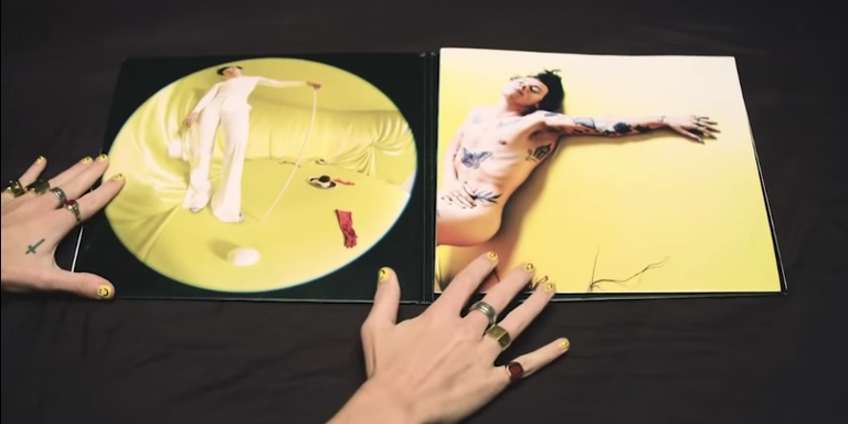 Harry Styles Berfoto Telanjang di Sampul Albumnya