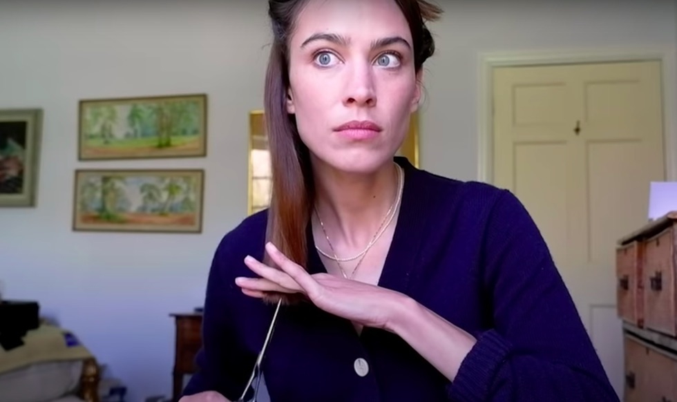 Lihat Alexa Chung Melakukan Potong Rambut Secara Virtual
