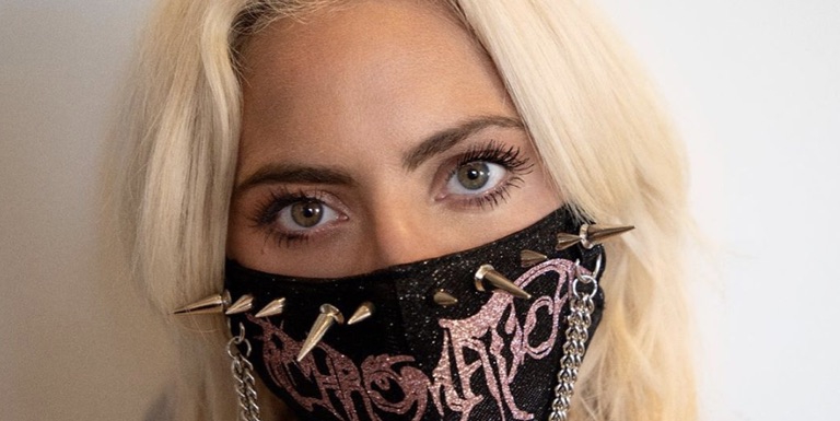 Lady Gaga Kenakan Masker Bertema Chromatica