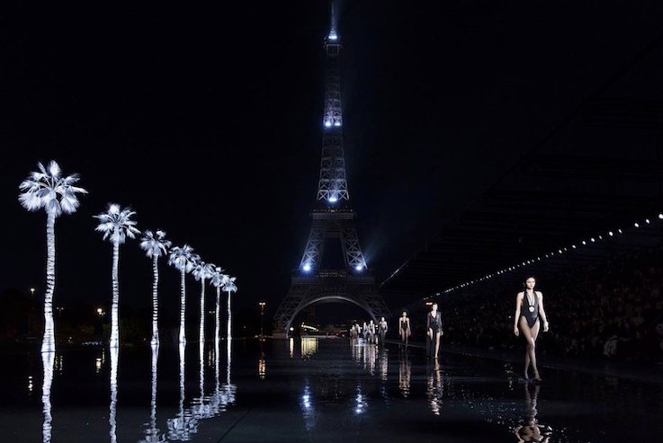 Model Berjalan di Atas Air Saat Paris Fashion Week 2019