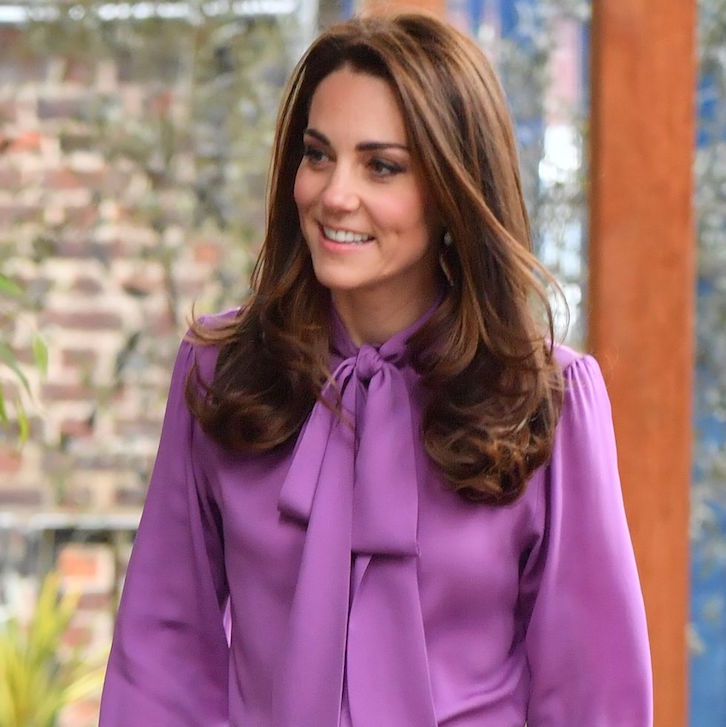 Kate Middleton Tampak Cantik Memakai Blus dan Celana Gucci
