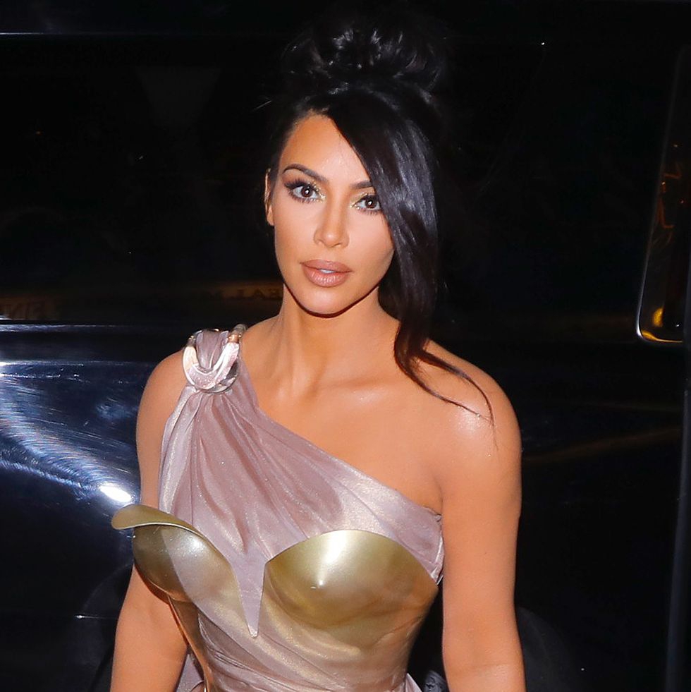 Kim Kardashian Tampak Sensual Mengenakan Gaun Ini