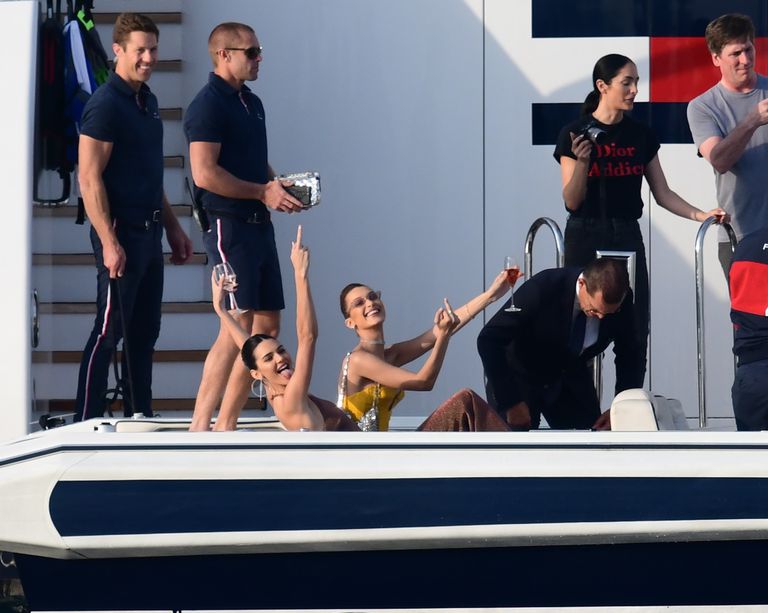 Intip Kendall Jenner dan Bella Hadid Berpesta di Atas Yacht