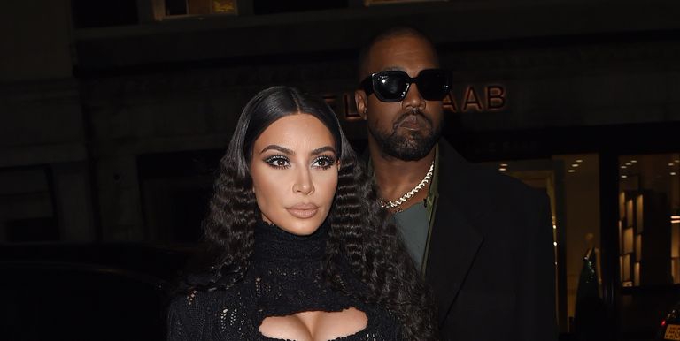 Kim Kardashian Mengenakan Gaun Crochet Super Pendek 