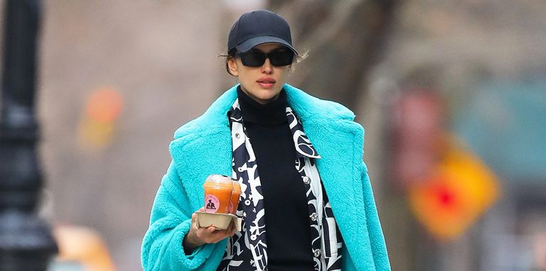 Irina Shayk Tampak Stylish Dalam Balutan Mantel Teddy Bear