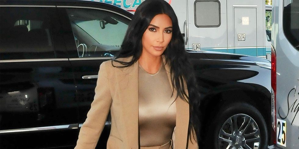 Kim Kardashian Berkunjung Ke Gedung Putih dengan Busana Emas