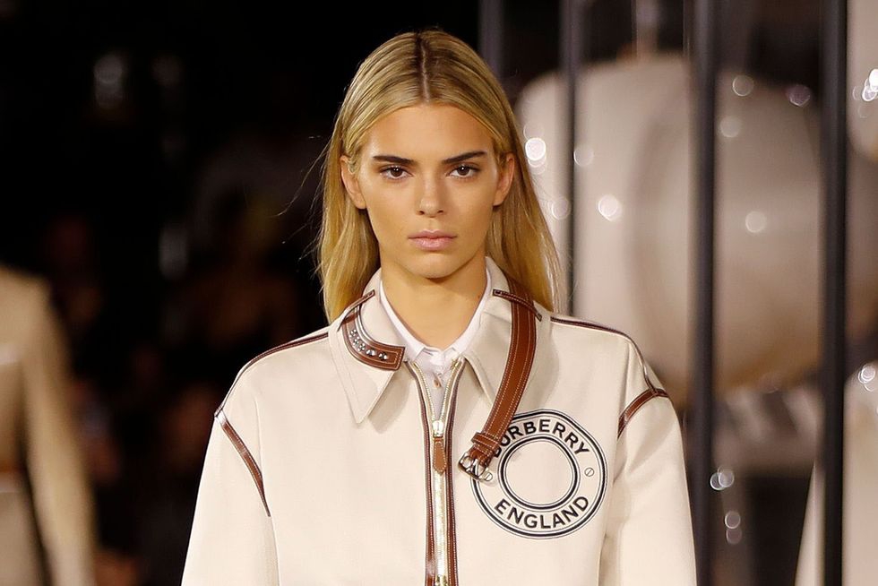 Ini Cara Kendall Jenner Mengubah Kembali Rambut Pirangnya