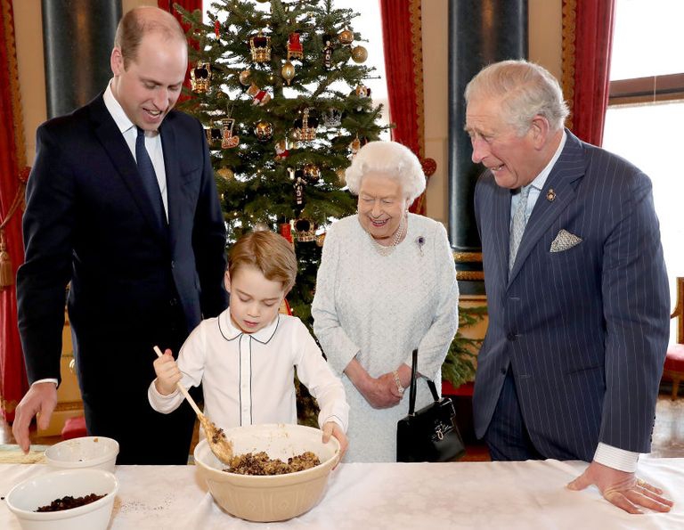 Saat Empat Generasi Royal Family Membuat Puding Bersama