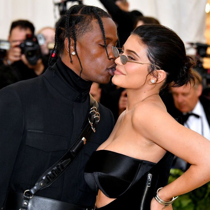 Kylie Jenner & Travis Belum Ingin Jelaskan Hubungan Mereka