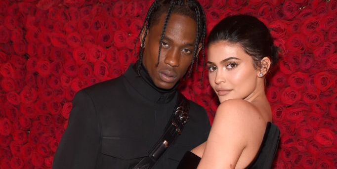 Travis Rayakan Thanksgiving dengan Kylie Jenner dan Stormi