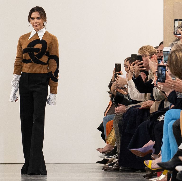 Victoria Beckham Memberikan Bra Kepada Salah Satu Model