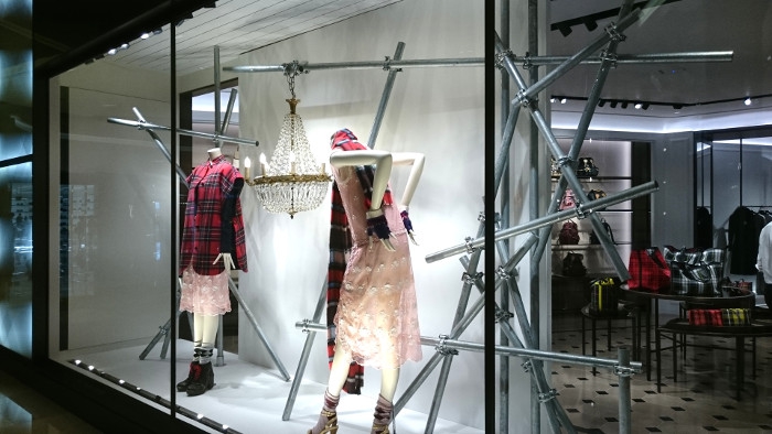 Melihat Lebih Dekat Koleksi Burberry September 2017