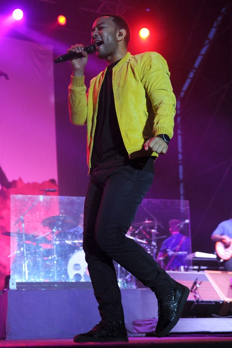 Kostum Tur Fashionable dari John Legend