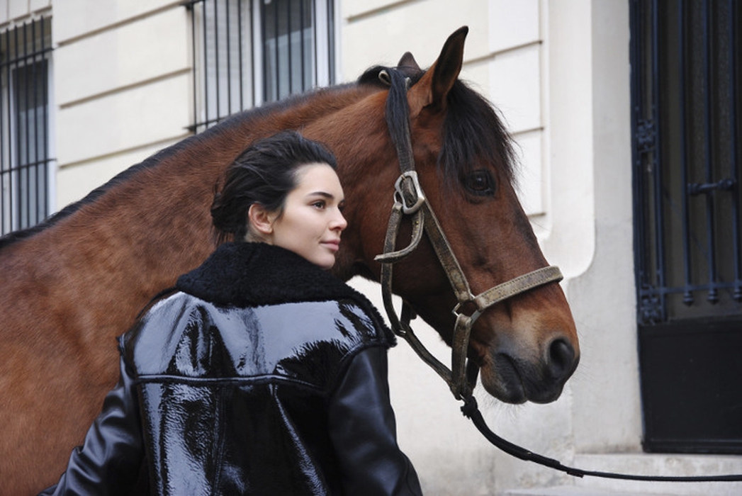 Kendall Jenner Berlari di Paris Untuk Video Longchamp