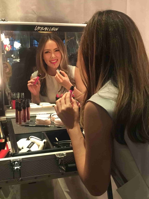 Kolaborasi Lipstik Lokal Dengan Cathy Sharon