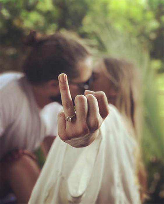 Margot Robbie Menikahi Tom Ackerley