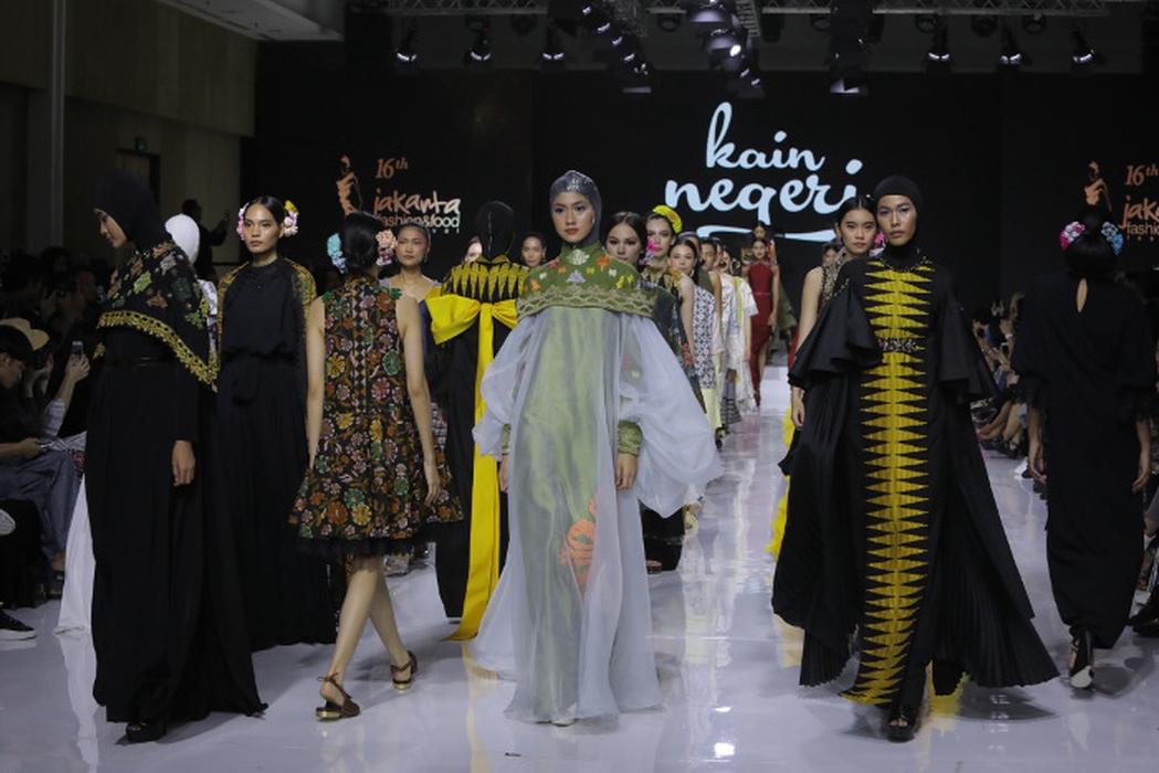 Pesona Kain Negeri Olahan Desainer IPMI di JFFF 2019