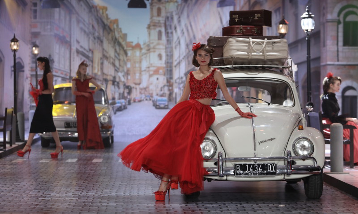 Nostalgia Panorama Fashion Era '50-an ala Fetty Rusli