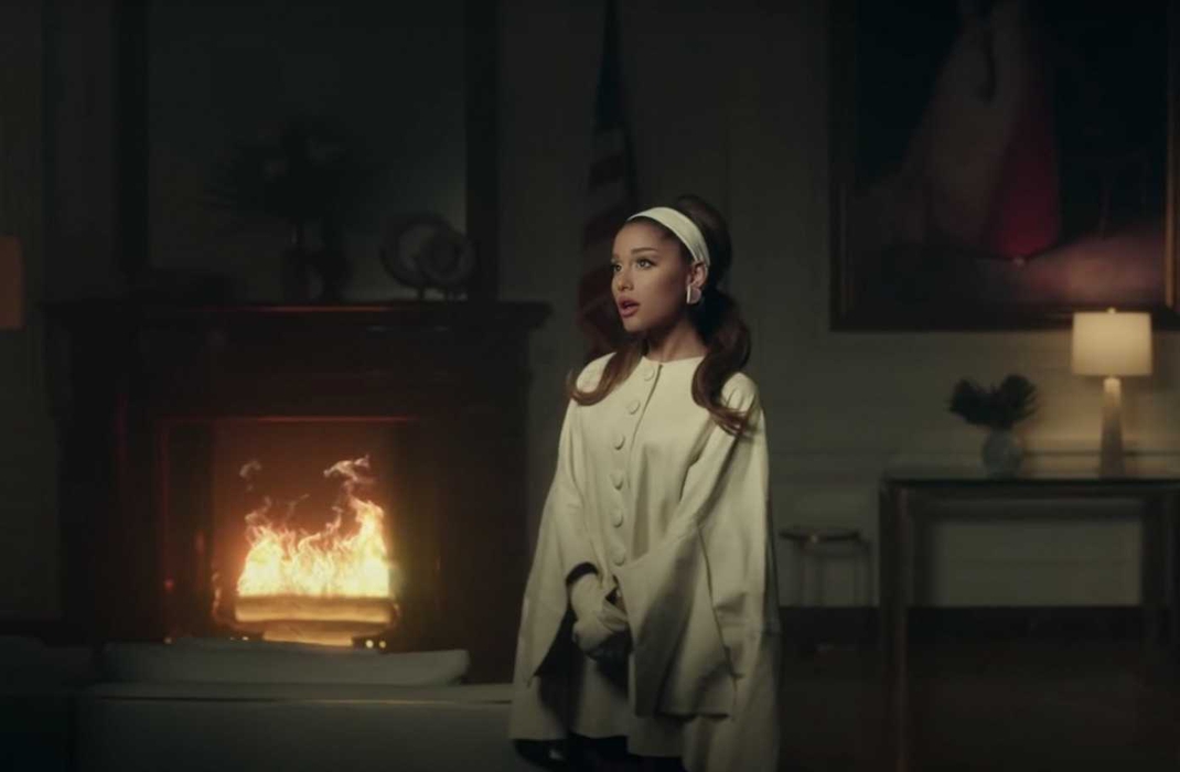 Ariana Grande Kenakan Busana Lanvin di Video Klip Terbarunya