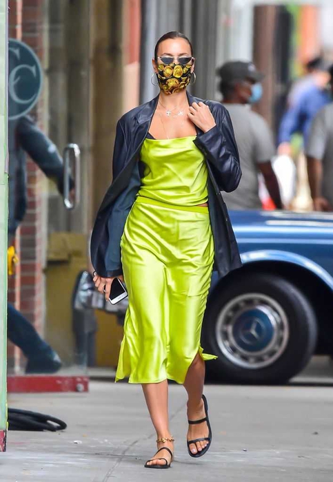 Irina Shayk Cerahkan Kota New York Dalam Balutan Kamisol Warna Kuning Neon
