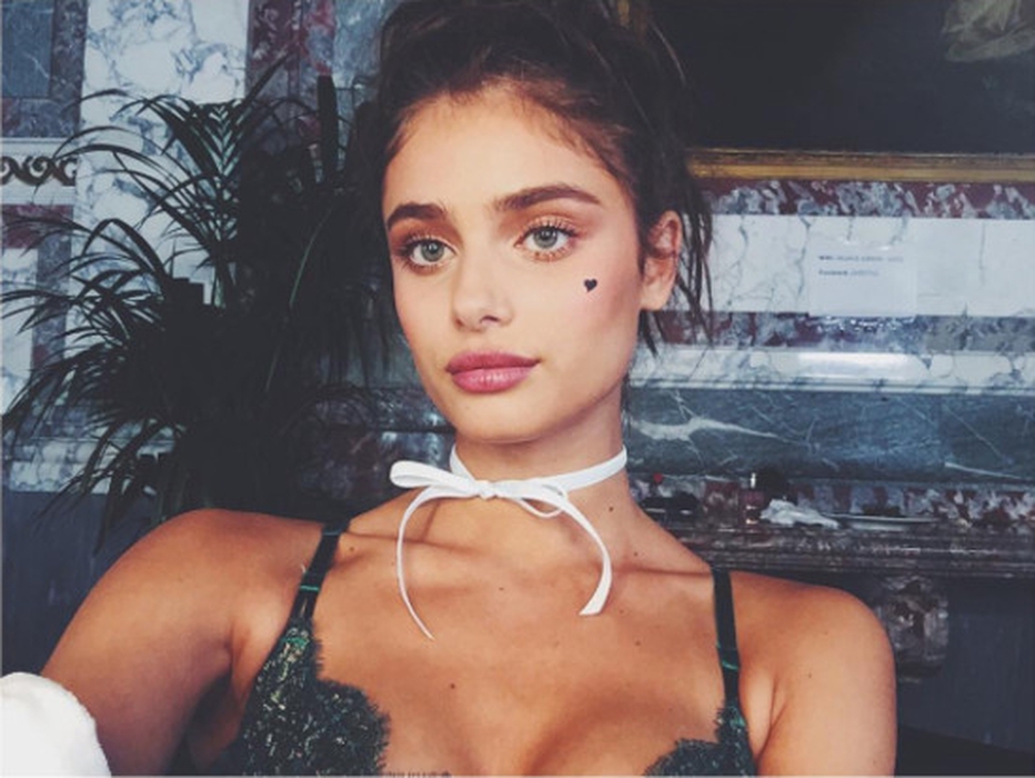 A - Z Tren Fashion 2016 - Taylor Hill