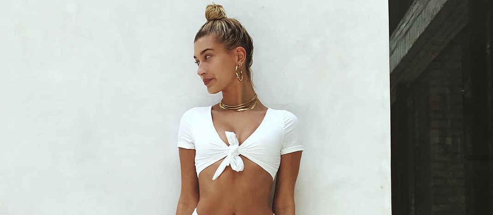 Tiru Gaya Modis Hailey Baldwin Saat Berlibur