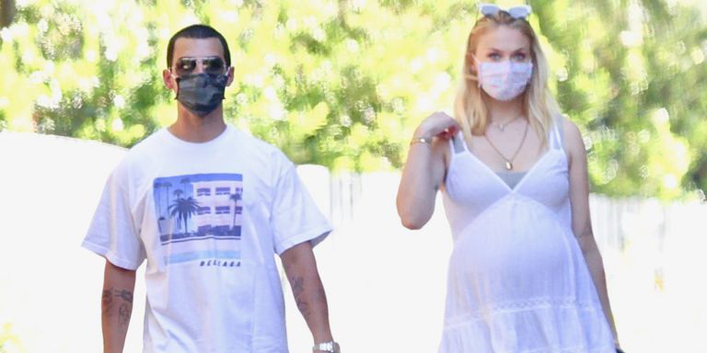 Gaya Sophie Turner Saat Hamil: Kenakan Mini Dress Putih