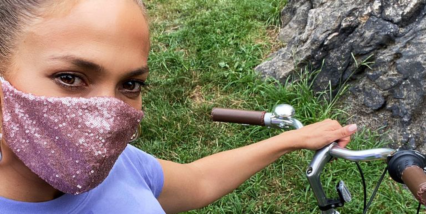 Jennifer Lopez Kenakan Masker Glitter Saat Pergi Sekeluarga