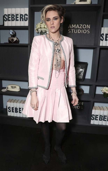 Tampilan Berani Kristen Stewart di Balik Setelan Rok Chanel