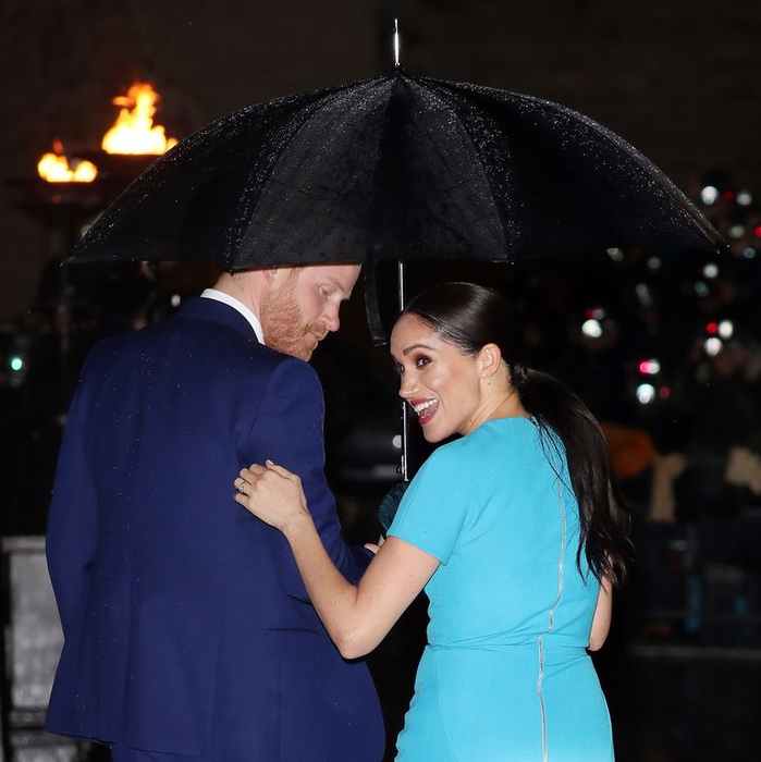Lihat Momen PDA Menggemaskan Pangeran Harry & Meghan Markle